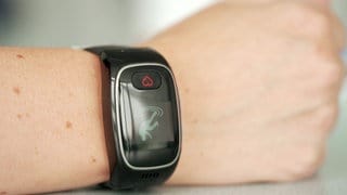 Handgelenk mit Notfallarmband. Notrufuhren im Test: Wie sicher sind sie?