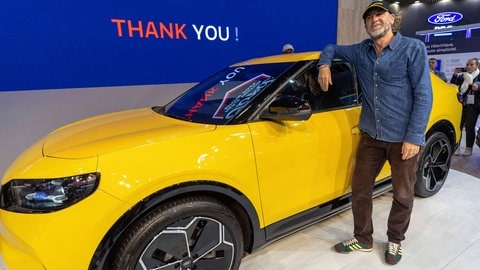 Lohnt sich der Kauf eines E-Autos: Auf dem Pariser Autosalon warb Fußball-Legende Eric Cantona für ein 70er Jahre Kultcoupé, das nun ein elektrisches SUV ist.