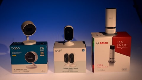 Von links nach rechts, stehen die Produkte für den Innenbereich: Die Tapo C125 für 49,90 Euro, die Arlo Essential 2K Indoor Camera 109,99 Euro und die Bosch Eyes Innenkamera II 259,95 Euro 