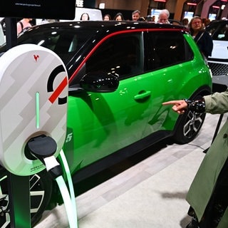 Wann lohnt sich der Kauf eines E-Autos? Ein grünes E-Auto auf der Paris Motor Show im Oktober 2024. Der E-Auto-Kauf wird derzeit nicht mehr gefördert. Trotzdem raten Fachleute bestimmten Autofahrern zum Elektroauto. Beim Kaufpreis sollte man feilschen und auch an Leasing denken.