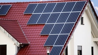 Solaranlagen auf dem Dach eines Hauses.