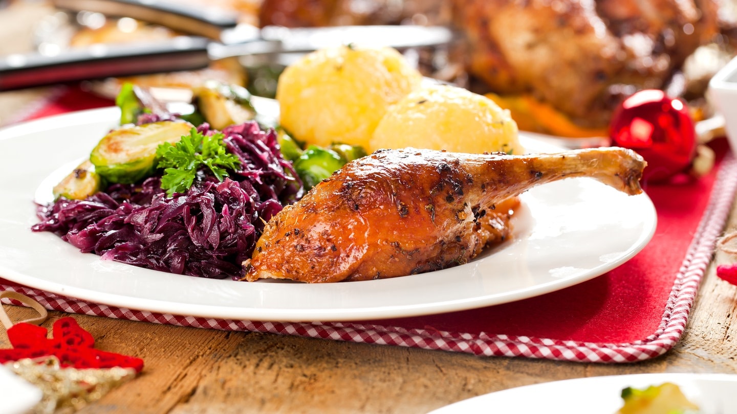 Gänsekeule mit Rotkraut und Knödeln. Wie gut ist tiefgefrorene Gans aus dem Supermarkt oder von Aldi? Wir machen den Test im Labor.