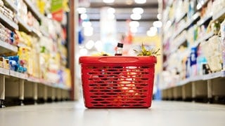 Beim Einkaufen im Supermarkt spüren viele die Infaltion besonders stark