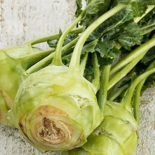 Drei Kohlrabi mit grünen Blättern