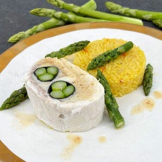 Roulade vom Zander mit grünem Spargel 