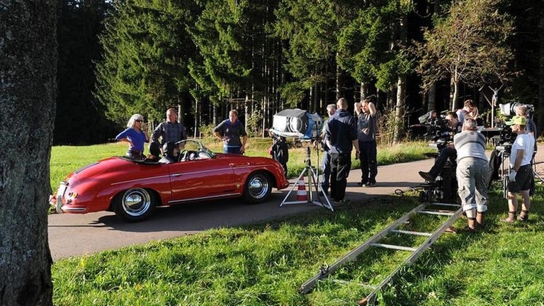 Filmteam beim Dreh in der Allee vor dem Fallerhof