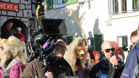 Team bei Dreharbeiten während des Faschingsumzugs