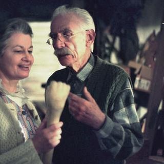 Johanna und Wilhelm mit Wilhelms altem Stock im Brunnengang