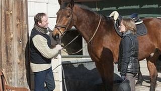 Bernd und Vroni mit einem Pferd auf Bernds Gestüt