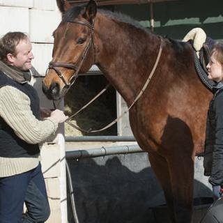 Bernd und Vroni mit einem Pferd auf Bernds Gestüt