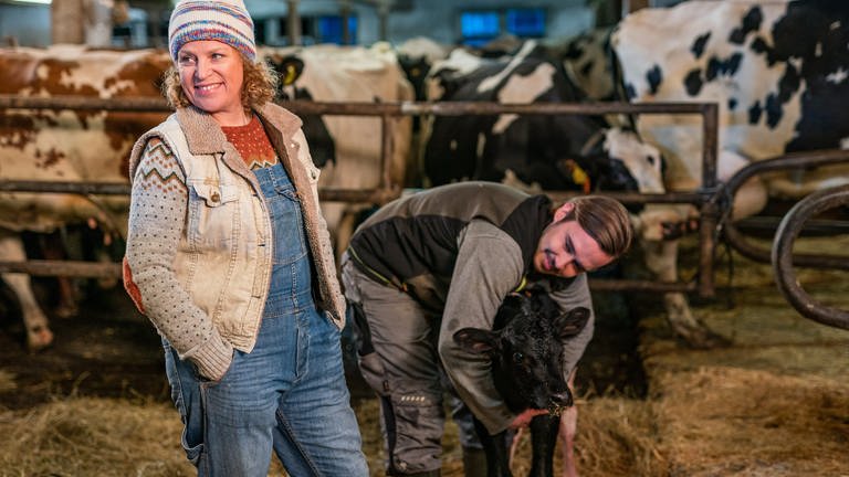 Bea und Sebastian mit neugeborenem Kälbchen im Stall