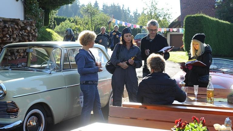 Filmteam bei Dreharbeiten hinter dem Fallerhof