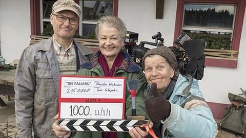 Karl, Johanna und Lioba mit der Klappe zur 1000. Folge