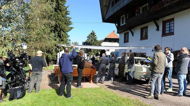 Filmteam bei Dreharbeiten hinter dem Fallerhof