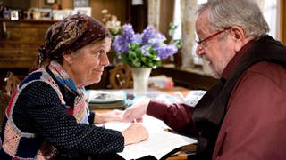 Lioba und Hermann sitzen im fallerschen Wohnzimmer