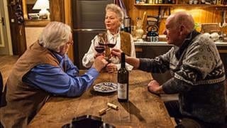 Hermann, Johanna und Heinz stoßen mit Rotwein an