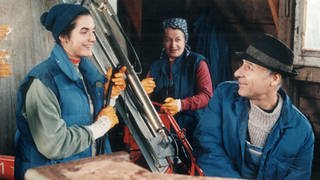 Monique, Johanna und Franz bei der Arbeit auf dem Hof