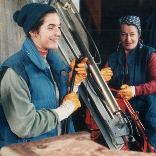 Monique, Johanna und Franz bei der Arbeit auf dem Hof