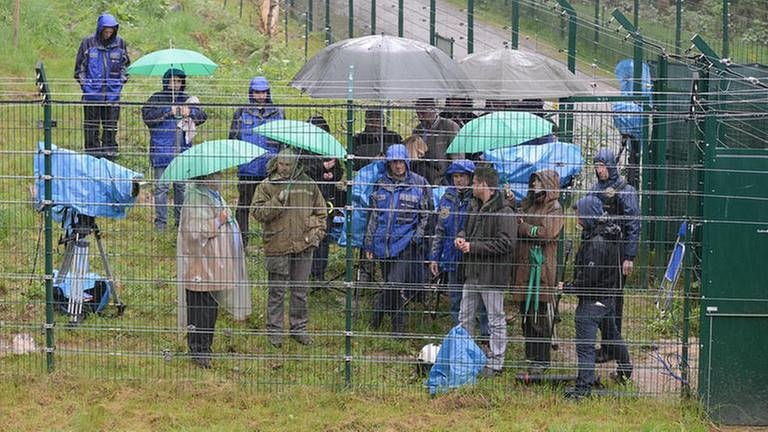 Das Team wartet im strömenden Regen