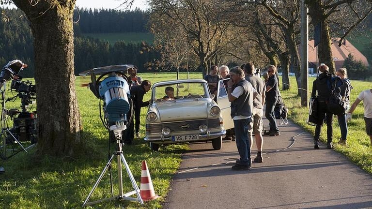 Filmteam bei Dreharbeiten in der Allee vor dem Fallerhof