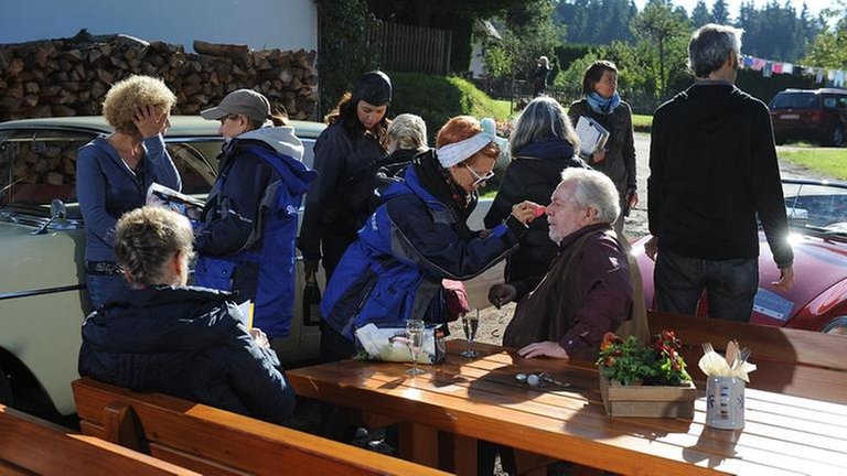 Filmteam bei Dreharbeiten hinter dem Fallerhof