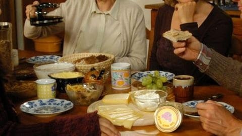 Jenny, Johanna, Bea und Karl in der Küche beim Abendbrot