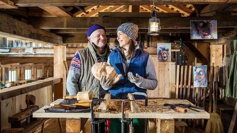 Toni und Sophie sind glücklich über ihre gemeinsam geschnitzte Fasnetmaske