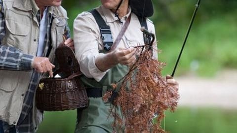 Heinz und Franz beim gemeinsamen Fischen an einem Bach