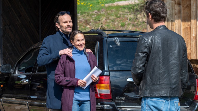 Constantin, Sophie und Lars Burger beim Sägewerk