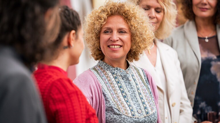 Bea (Christiane Brammer) auf dem Hochzeitsfest ihrer Tochter