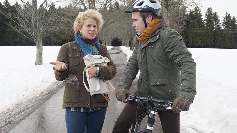 Bea und Sebastian stehen in der Allee, es liegt Schnee