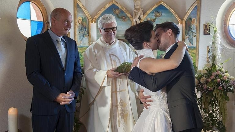 Der Hochzeitskuss in der Kapelle auf dem Fallerhof