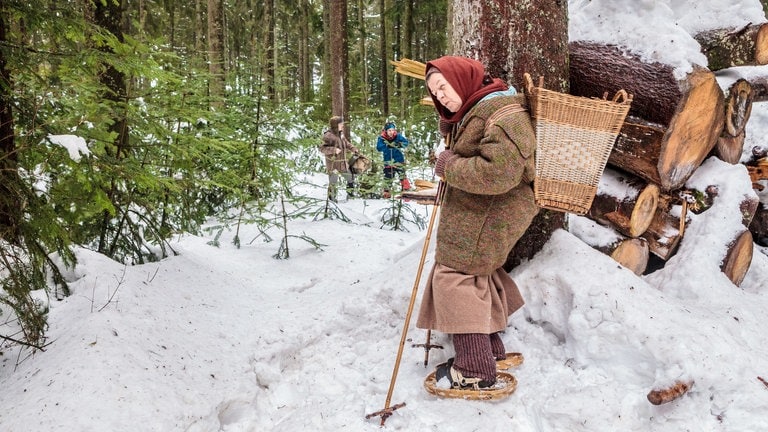 Lioba steht hinter einem Baum und belauscht Sebastian und Albert