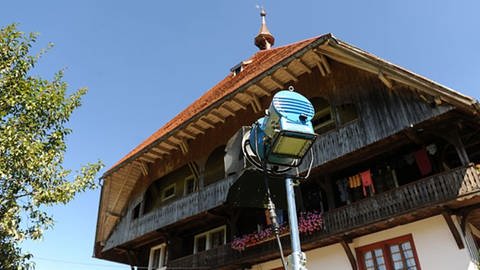 Der Fallerhof vor blauem Himmel