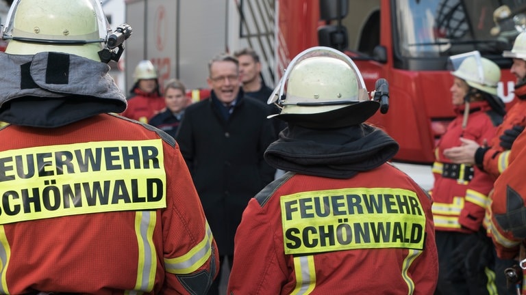 Der Bürgermeister beehrt die Feuerwehr