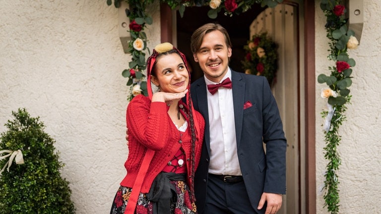 Julia Obst und Dominik Stricker beim Dreh der Hochzeit auf dem Fallerhof