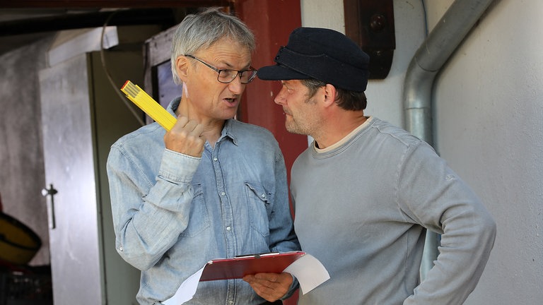 Karl und Markus vor der Eingangstür zur Hofrückseite. 