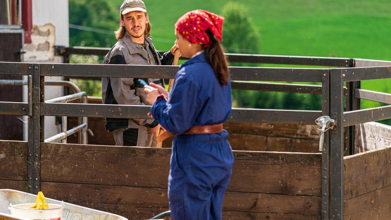 Jenny und Sebastian arbeiten hinterm Kuhstall