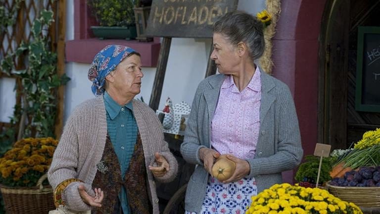 Lioba und Johanna unterhalten sich vor Johannas Hofladen