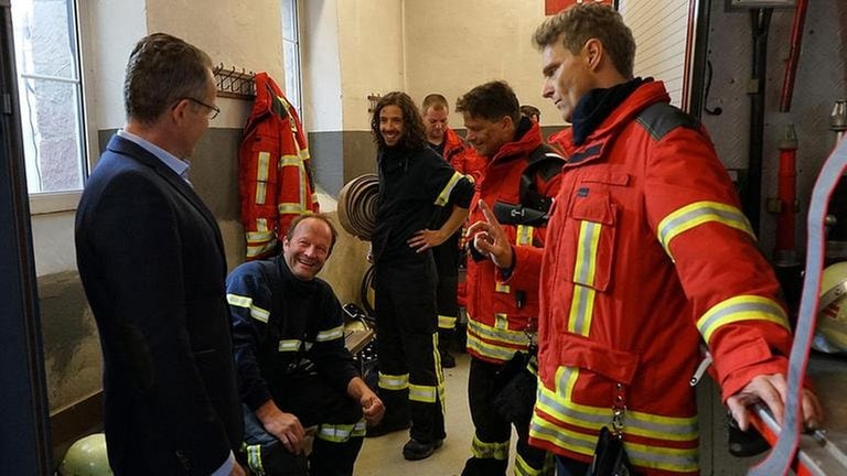 Der Feuerwehrtrupp nach einem Einsatz im Feuerwehrhaus