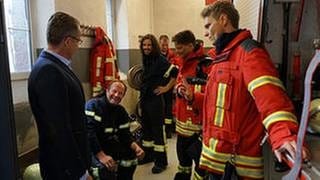 Der Feuerwehrtrupp nach einem Einsatz im Feuerwehrhaus