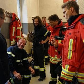 Der Feuerwehrtrupp nach einem Einsatz im Feuerwehrhaus