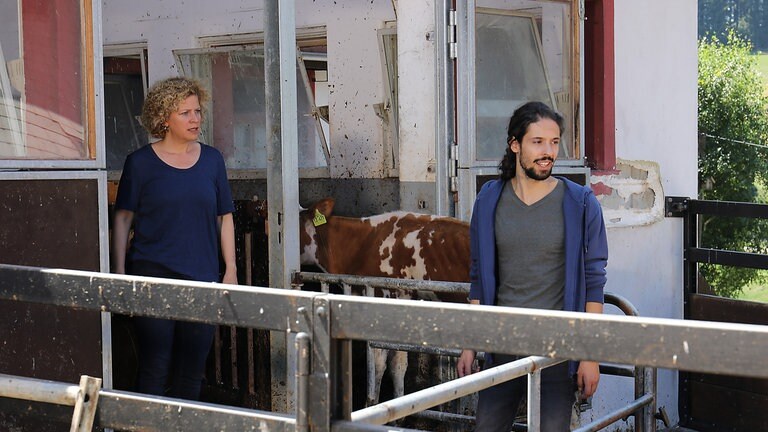 Bea und Albert im Kälbchenauslauf am Stall