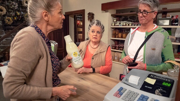 Johanna, Leni und eine Kundin im Hofladen