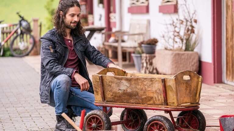 Albert und ein altes Holzwägelchen