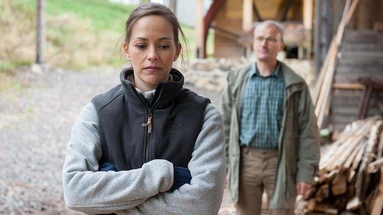 Sophie und Karl vor dem Sägewerk