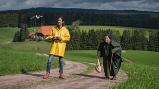 Albert lässt eine Drohne fliegen, Lioba ist hinter ihm