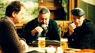 Hermann mit Schorsch und einem weiteren Gast am Tisch im Löwen