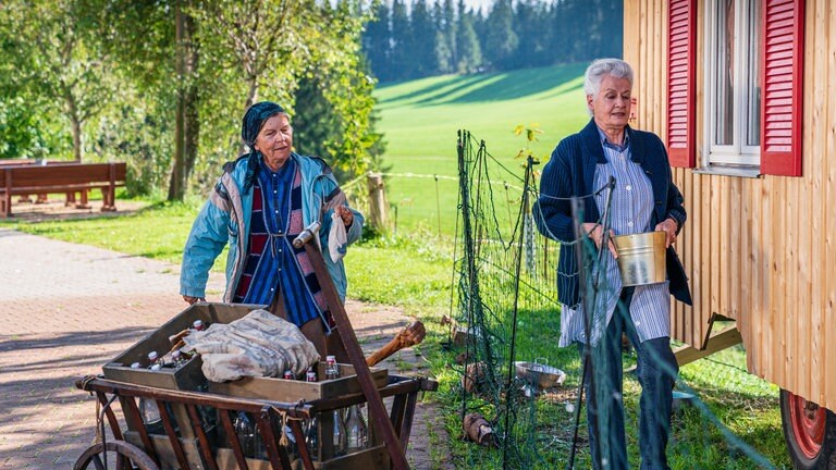 Lioba und Johanna beim neuen Hühnerhaus