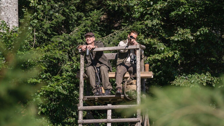 Bernhard und Sebastian beim Jagen auf dem Hochsitz